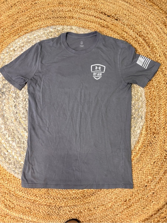 Under Armour Other - Under Armour Men’s Charcoal Gray 'By Air' Short Sleeve Tee